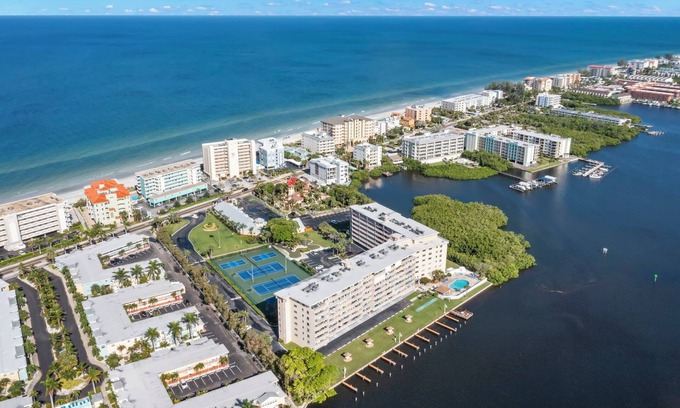Indian Shores Condo | BAY SHORES YACHT AND TENNIS CLUB 207 RENOVATED AND ACROSS THE STREET FROM BEACH