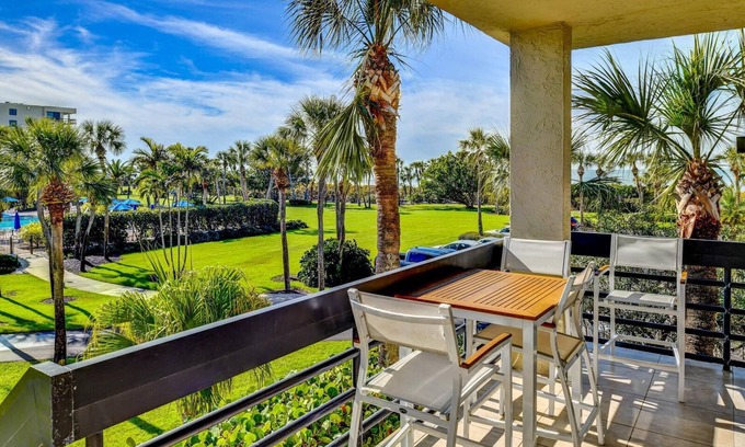 Longboat Key Condo | Beach and Pool View 2 Bedroom Condo