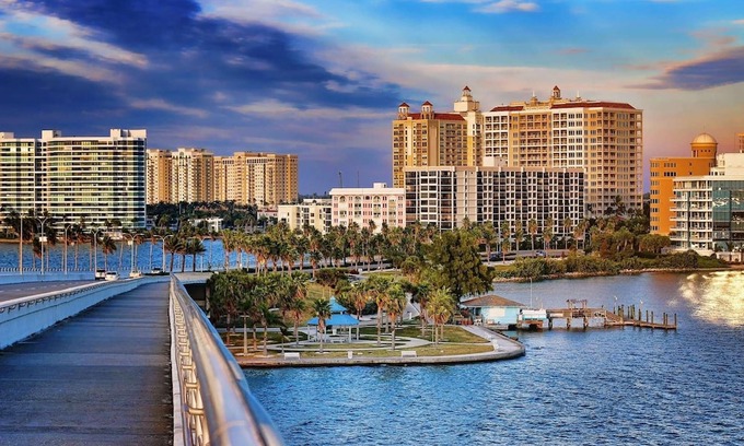 Siesta Key Hotel | Beach Club at Siesta Key Poolside D