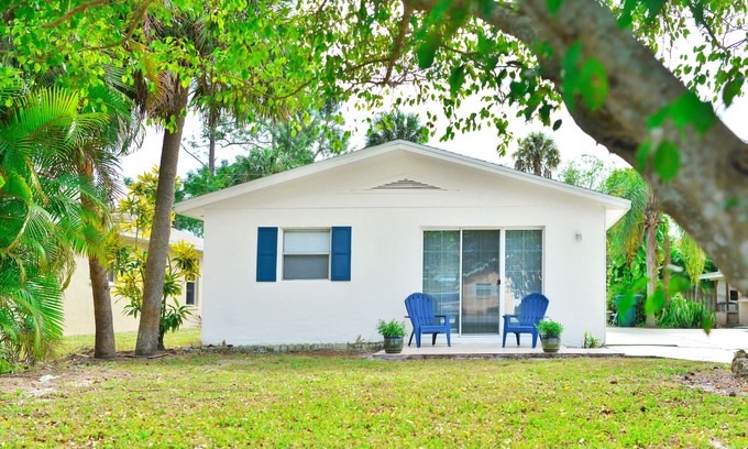 Naples Park House | Beach House: Bike to Beach, Shops, Food and Bars
