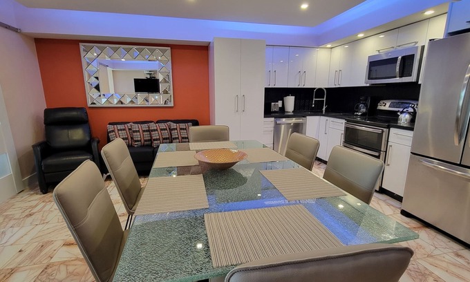 Seybold Apartment | Beach-Pool Corner Bachelorette Great Views - 1420