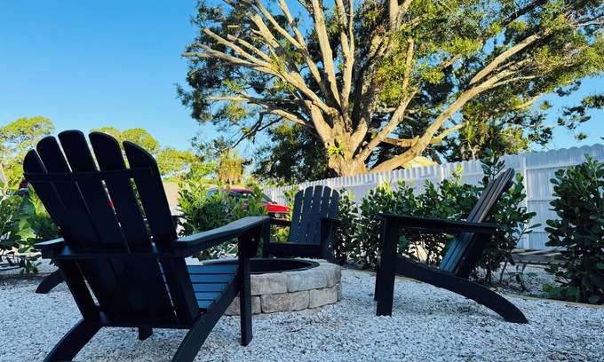 Bayou Oaks Apartment | Beach Vibes + Office Ready Sarasota Cassia Dining & Culture Nearby FirePit