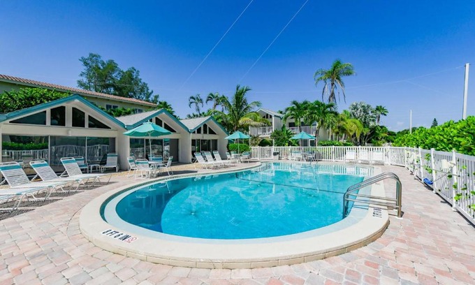 Holmes Beach House | Beachfront Coconuts by AMI Locals