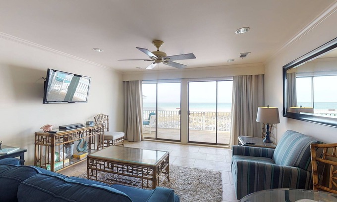 Holiday Isle Condo | Beachfront condo with shared pool, hot tub, & fitness center + beach access