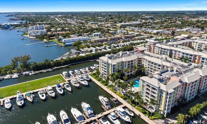 East Ocean Ave Condo | Beachy 2 Bed/2bath Condo w/Water View! 5min from the beach!
