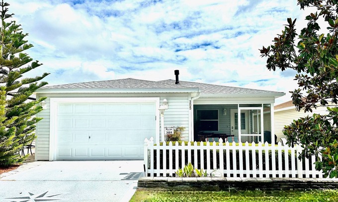 Mallory Square House | Beautiful 2/2 Dog Friendly Patio Villa w/BBQ & Close to Lake Sumter Landing!