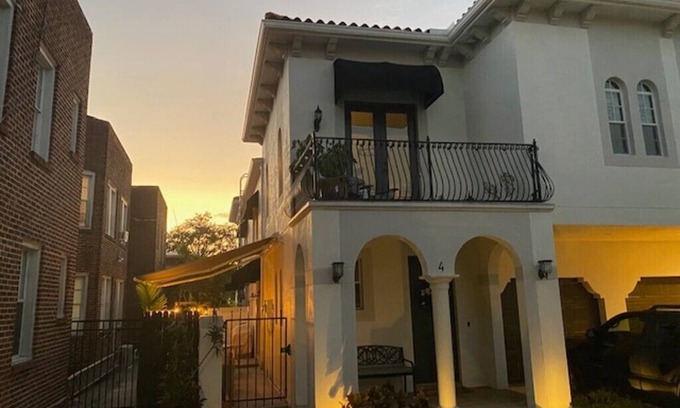 Courier City - Oscawana House | Beautiful 2-bedroom retreat steps from Hyde Park / SoHo - Amazing Location!
