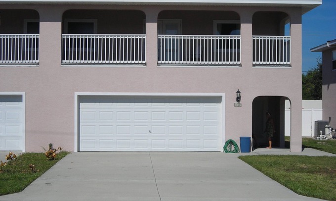 Port Canaveral House | BEAUTIFUL BIG BEACH HOUSE- BLOCK TO BEACH- NEAR FAMOUS COCOA BEACH PIER