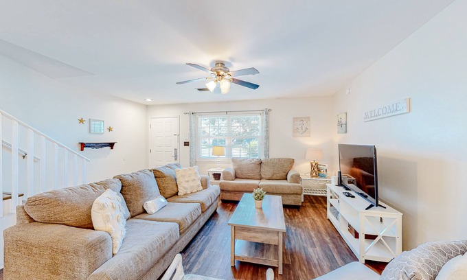 Miramar Beach Condo | Beautiful condo with WiFi, outdoor pool & easy beach access - snowbirds OK