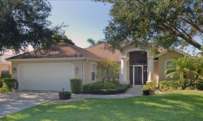 Crown Pointe House | Beautiful Sundrenched Villa with Private Pool & Lake Views