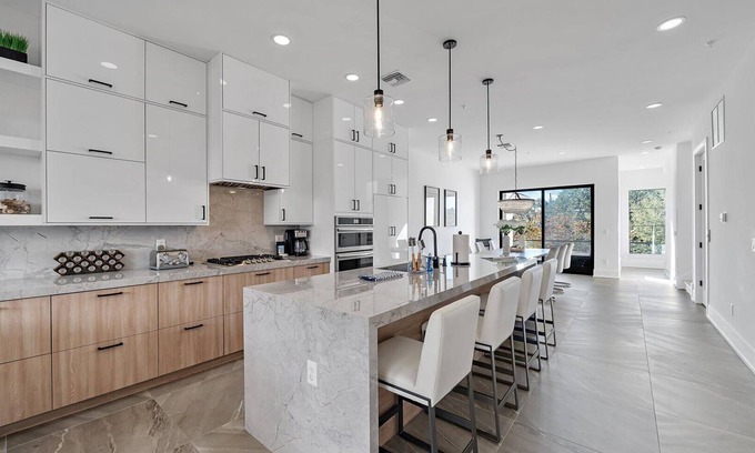 Downtown House | Bella Vista Uptown~Rooftop Hot Tub~10min to Beach
