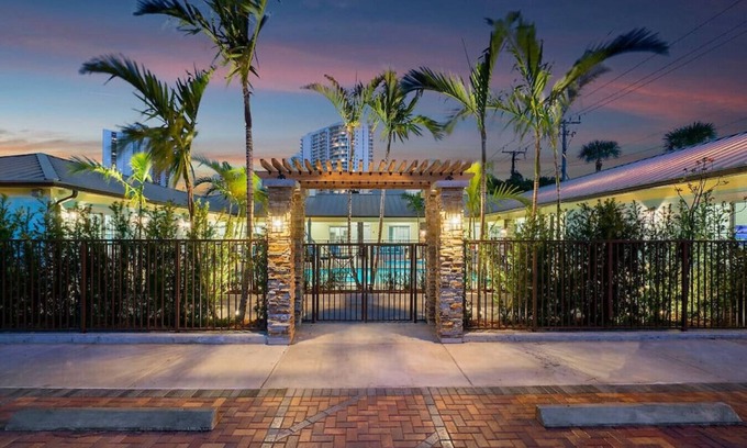 Singer Island Apartment | Bermuda Bungalows #1 🌴🏄♀️Quick Walk to Public Beach 🏊🩴Pool/Spa On-Site 🏖️🌅Downtown Singer Island 🌊😎Walk to Restuarants, Bars, Shops 🐬🌞Free On-Site Parking!