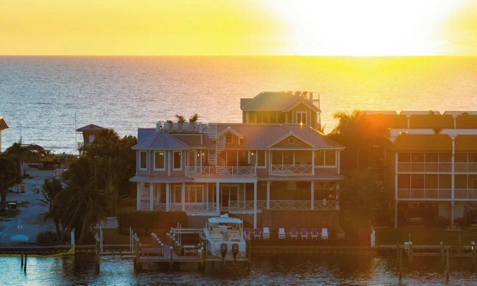 Bradenton Beach House | Best of both worlds! Luxury 6000+ sq ft Bay front home also next to Beach