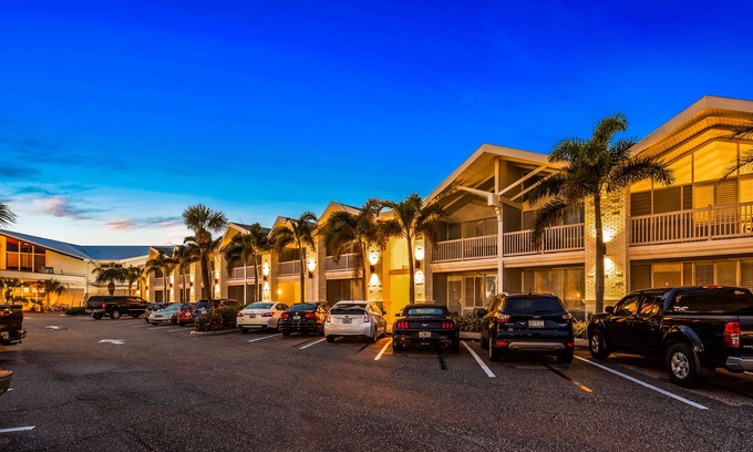 Downtown Dunedin Hotel | Best Western Plus Yacht Harbor Inn