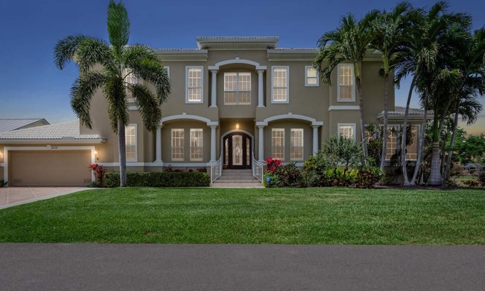 Bonita Springs House | BONITA BEACHFAMILY MANSION 4 BED3.5BATH CUSTOM NEW POOL OUTDOOR KITCHEN BBQ
