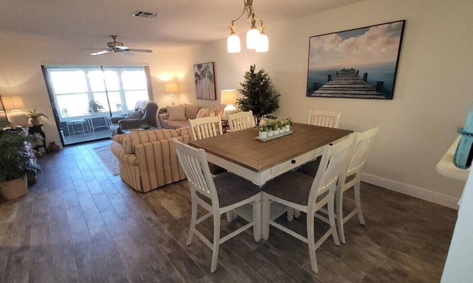 Venice Gardens Condo | Bright & cozy ground floor condo - 5 mins from the beach & downtown!