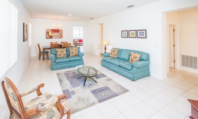 Sunrise Lakes Villa | Budget Getaway - Sunrise Lakes - Feature Packed Spacious 4 Beds 2 Baths Pool Villa - 5 Miles To Disney