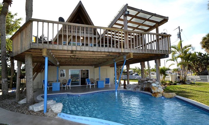 Grant-Valkaria Cabin | Cabin ∙ 3 bedrooms ∙ 10 guests