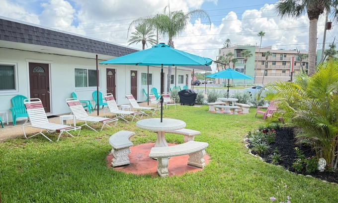Sunset Reef Apartment | ๐Carousel Suites #6 - Updated Studio steps to the beach- Perfect for a Relaxing Getaway!