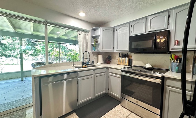 Sarasota Springs House | Charming 2-bedroom house in Sarasota/15 mins away from #1 Beach Siesta Beach!