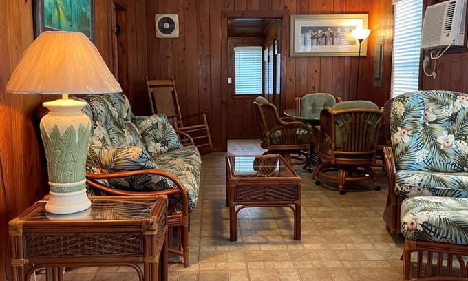 Anna Maria Cottage | Charming 2br/1ba Cottage < 2 Min Walk From Beach on Anna Maria Island Florida
