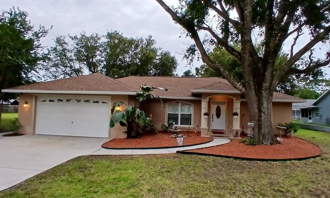 Homosassa Springs House | Charming 3/2 fully furnished house in Homosassa. Close to river with many extras