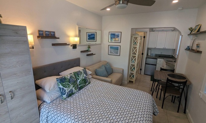 Nokomis Apartment | Charming Studio Villa - Beach Access and Boat Docks
