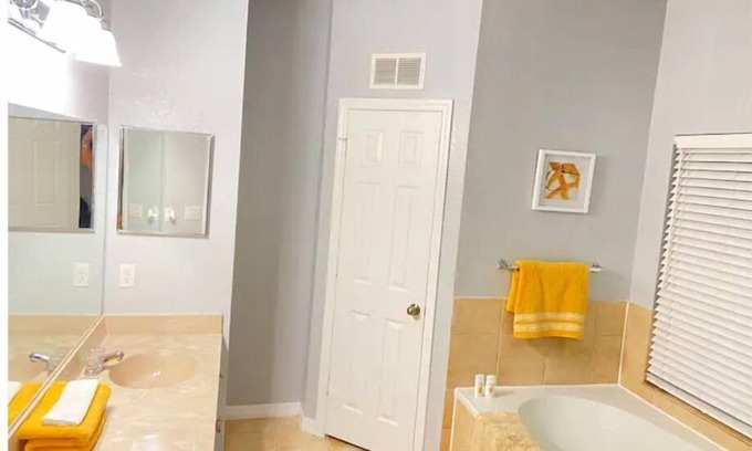 Thonotosassa House | Cheerful-Spacious Townhome