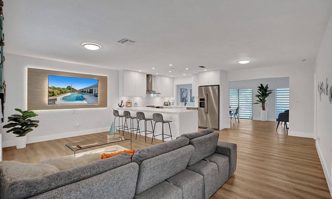 Plantation House | Chic + Upscale + Heated Pool πββοΈ Firepit, 15 min FLL, Beach, Downtown/Las Olas