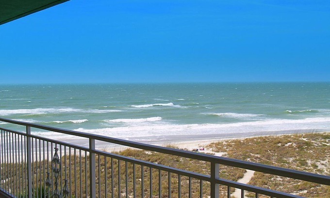 Madeira Beach Condo | Clear Beach Views - Balcony - Madeira Norte #414