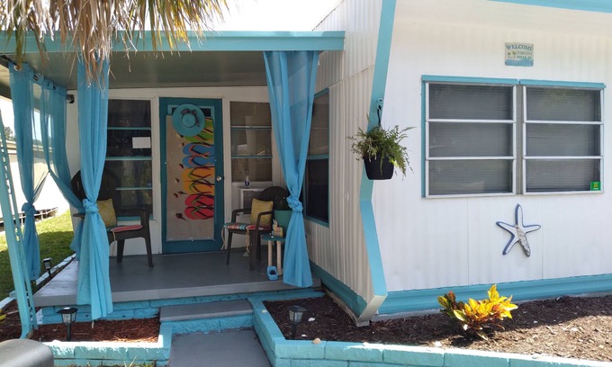 Clearwater House | Clearwater 5 minutes from Blue Jays Training Camp !n Romy's Coastal Cottage
