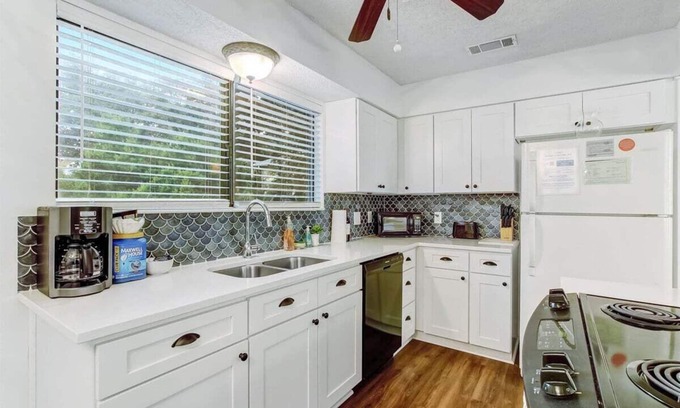 Fernandina Beach Condo | Coastal Condo Oasis: Pool, Tennis & Pickleball Fun