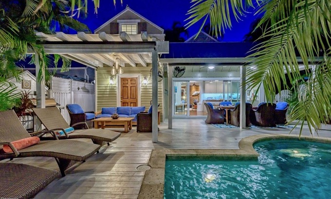 Historic Seaport House | *COASTAL LOVING @ OLD TOWN* Chic 4BR Home & Pool + LAST KEY SERVICES.
