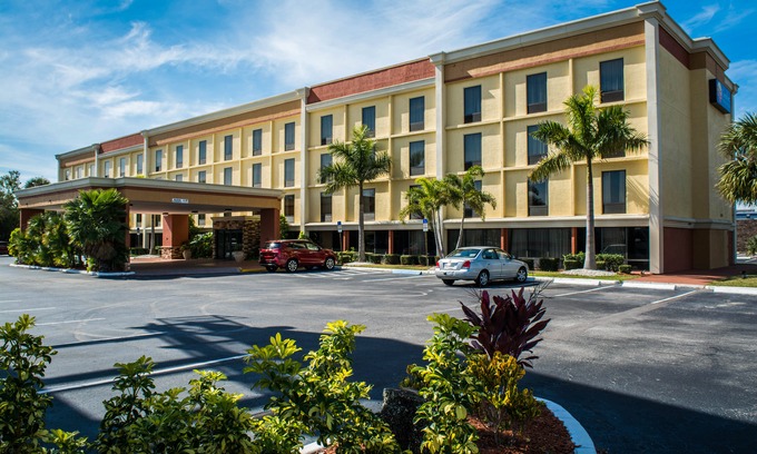 Clearwater Hotel | Comfort Inn & Suites Clearwater - St Petersburg Carillon Park