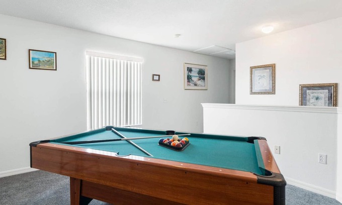 Westbury House | Comfortable 5 bedroom pool home in Westbury, sleeps 10 guests