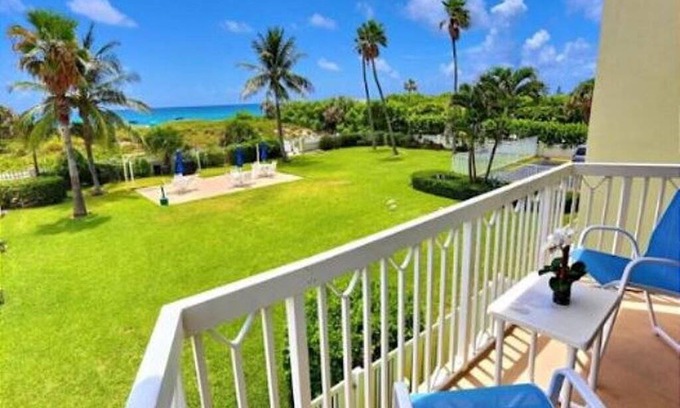 Palm Beach Shores Condo | Condo ∙ 2 bedrooms ∙ 5 guests