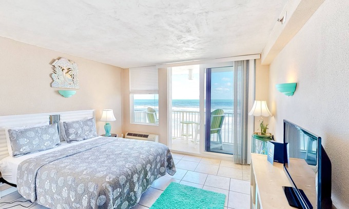 Lenox Park Condo | Condo w/furnished balcony, shared pool, hot tub, game room, gym, & beach access