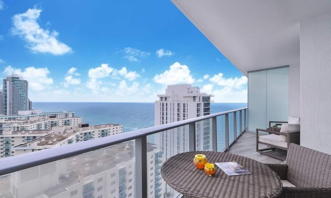 Hollywood South Central Beach Condo | Cosy 1 Bedroom On the Beach, Ocean and City Views at LYFE Resort