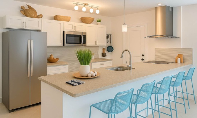 Hollywood South Central Beach Apartment | Cozy 1-bedroom beachfront apartment in charming Hollywood with WiFi, AC