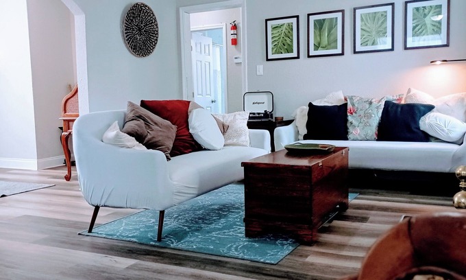 Brentwood House | Cozy 2BR/1BA near Beaches, Downtown, and Jacksonville Zoo (discounts available)