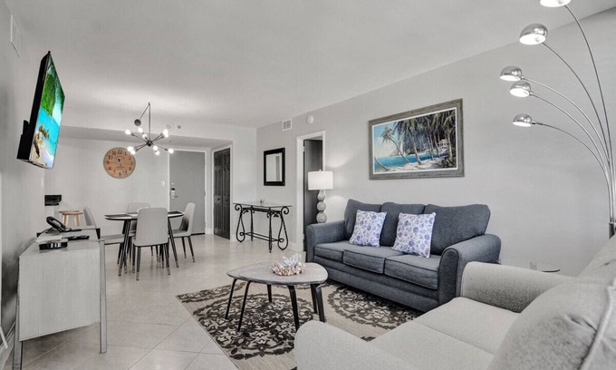 Mid Beach Apartment | Cozy Beachfront 2 Bedroom Condo Beach Service 406