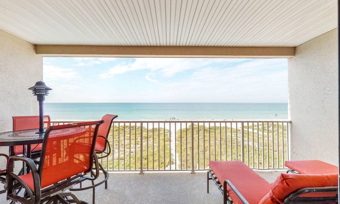 Independence Square Condo | Cozy beachside condo with pool & hot tub - walk to restaurants