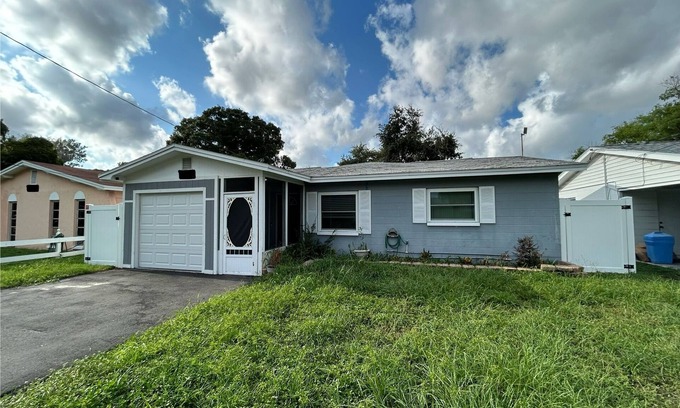 Pinellas Park House | Cozy Getaway: 3BR - 8PPL AC and WiFi Near Tampa Bay Beaches