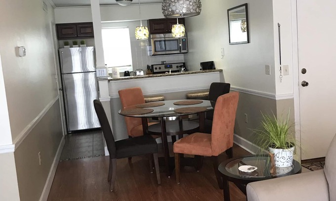 Madeira Beach Condo | Cozy & Mod condo, Walk to Beach, Self check In-Out, WiFi, 2 Heated Pools, Piers+