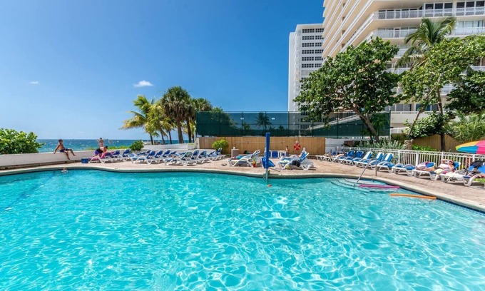 Galt Mile Condo | Cozy Ocean Front Condo, Pool & Tiki Bar - Sleeps 4