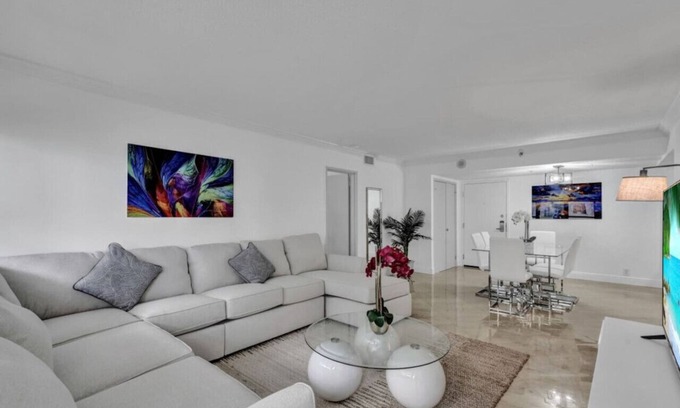 Mid Beach Apartment | Cozy Ocean View Condo with beach service 1015