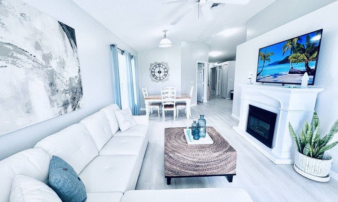 Diplomat House | Cozy retreat, NE cape coral oasis 5 mins to restaurants and shopping plaza.