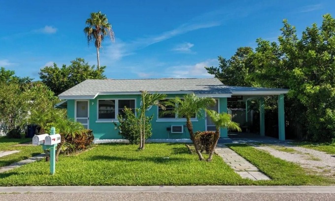 Redington Shores House | Cozy & Serene 2 room Redington Shores-St Pete’s Beach Bungalow with beach access