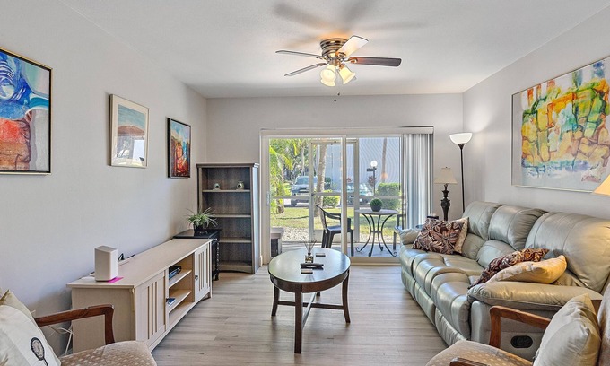 Sarasota Springs Condo | Cozy Updated 2/2, Central Sarasota Area, Nice Amenities