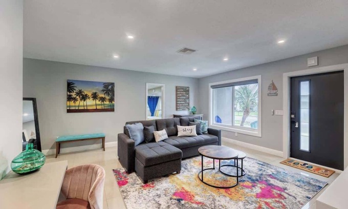 Dania Beach House | DaniaBeach OASIS with Heated POOL 5min FLL airport, Port, Beach